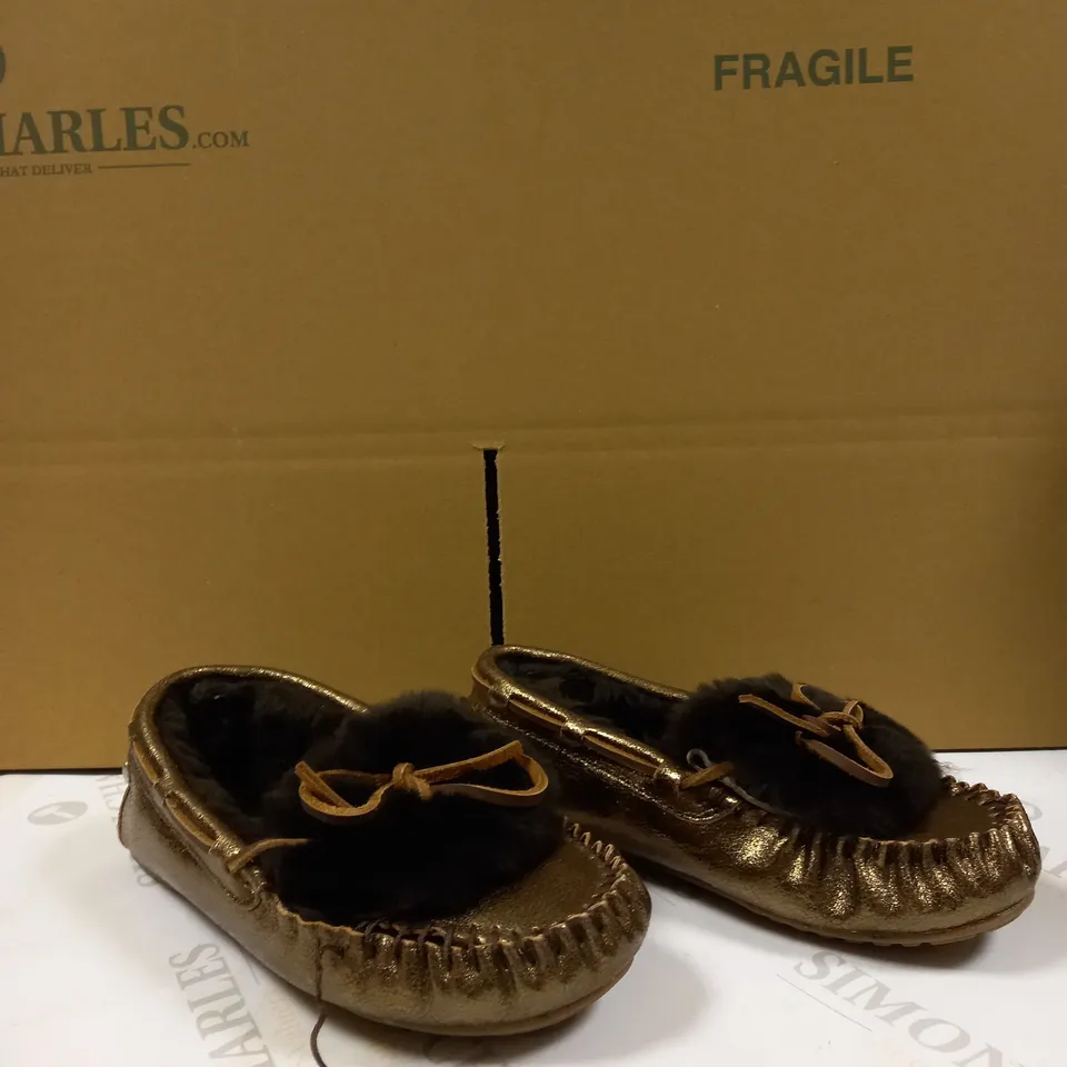 OUTLET EMU AMITY CUFF CRACKLED SLIPPER SIZE 4