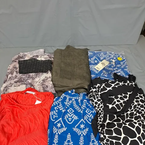 BOX OF APPROXIMATELY 6 ASSORTED CLOTHING AND FASHION ITEMS - VARIOUS COLOURS, SIZES AND STYLES