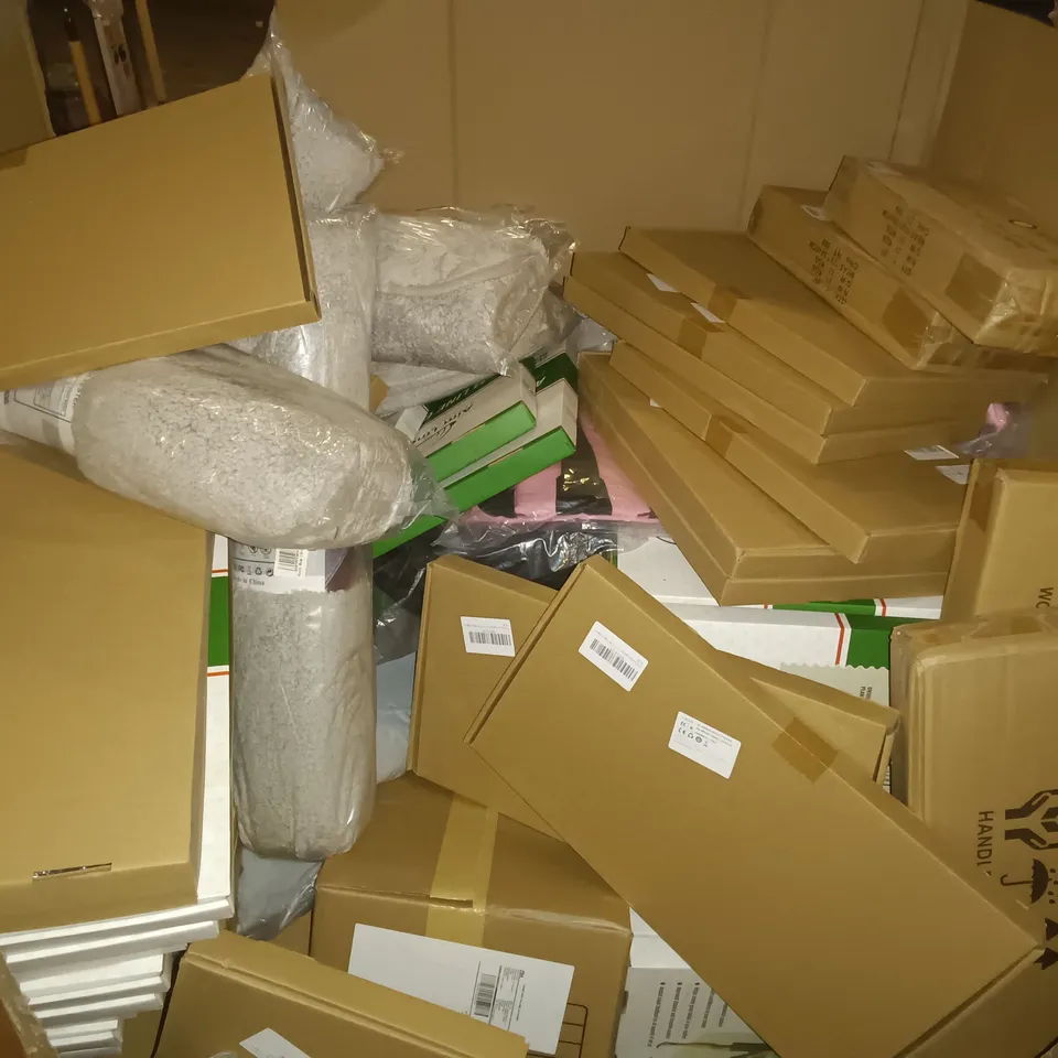 PALLET OF ASSORTED ITEMS TO INCLUDE WALL CLOCK, BAGGED RUGS AND WALL SHELF SETS