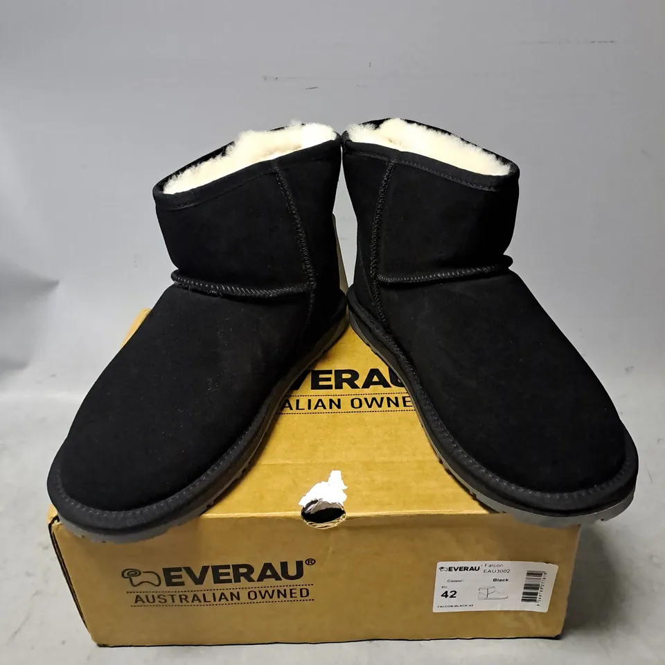 BOXED PAIR OF EVERAU FALCON LINED BOOT IN BLACK SIZE 8