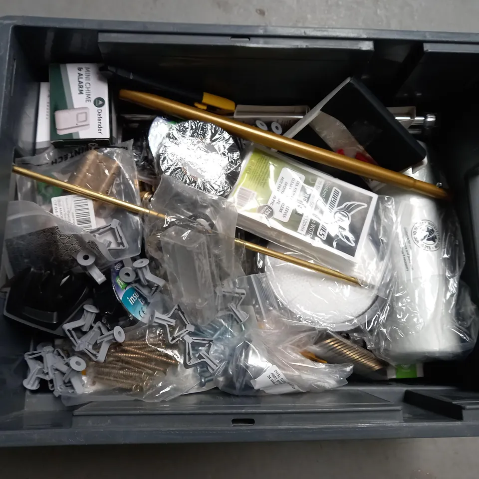 APPROXIMATELY 20 ASSORTED HOUSEHOLD ITEMS