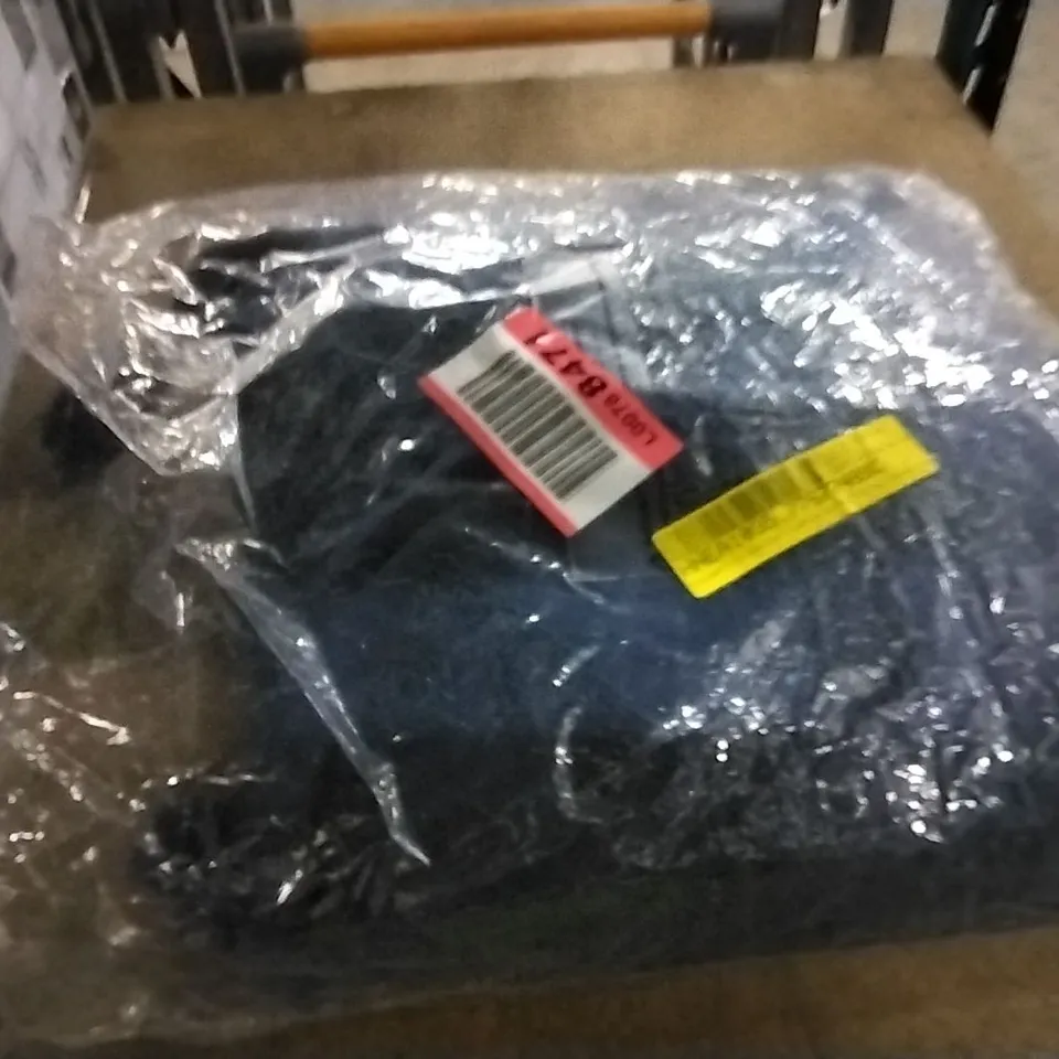 GEOMETRIC SCATTER CUSHION WITH FILLING COLOUR: NAVY