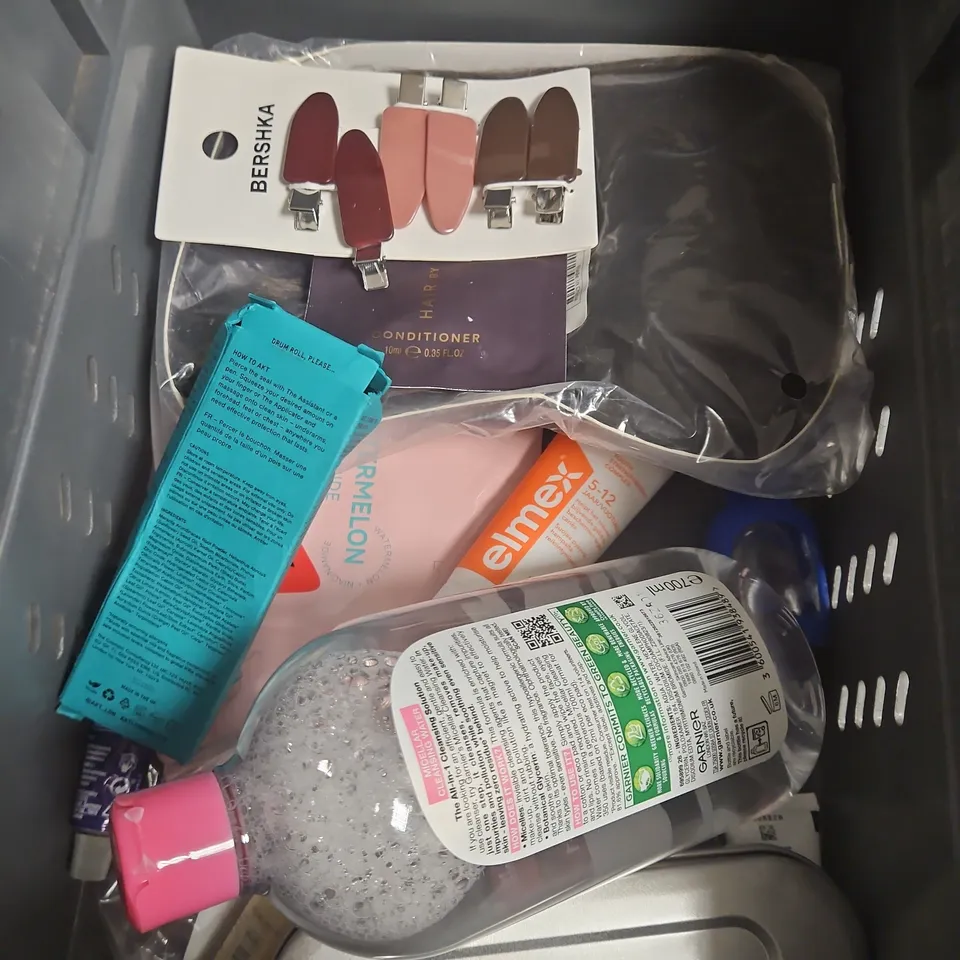 APPROXIMATEY 20 ASSORTED HEALTH AND BEAUTY PRODUCTS TO INCLUDE - PANTENE HAIR BIOLOGY SHAMPOO - DERMATICA SQUALENE CREAM CLEANSER - DR SQUATCH SOAP - ETC