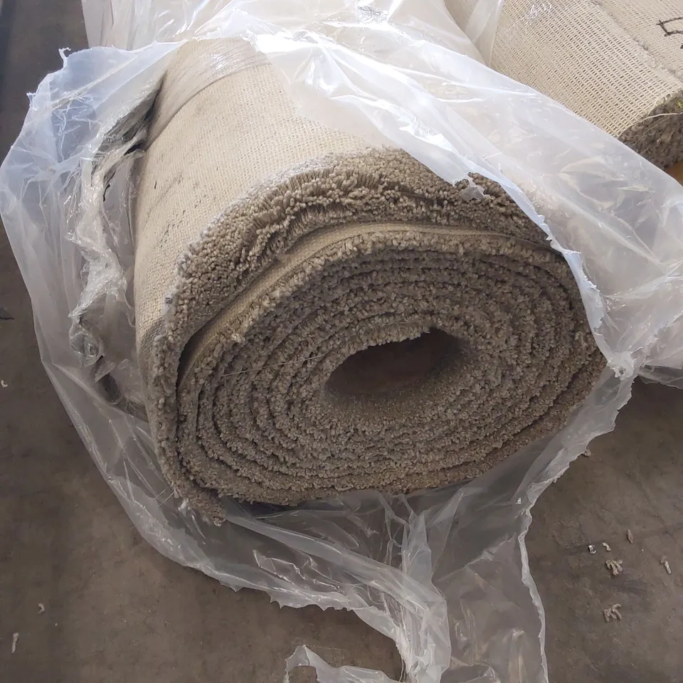 ROLL OF QUALITY ULTIMATE EXPRESSIONS TAUPE CARPET // SIZE: APPROX 5 X 6.3m