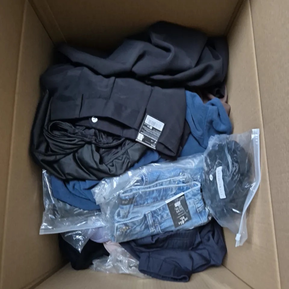 BOX OF APPROXIMATELY 20 ASSORTED CLOTHING ITEMS TO INCLUDE DRESS, TOPS, JEANS, ETC