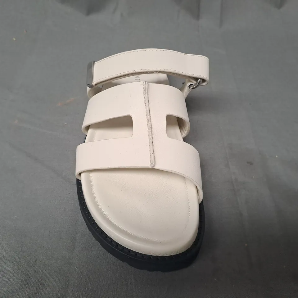 PAIR OF MINT VELVET OPEN TOE SANDALS IN CREAM EU SIZE 39