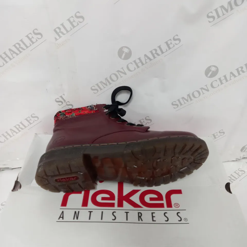 BOXED PAIR OF RIEKER RED INTEREST COLOUR BOOT SIZE 6 