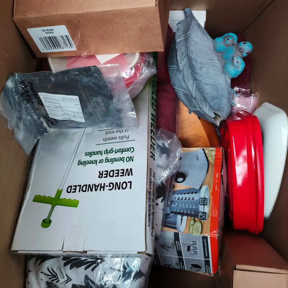 APPROXIMATELY 15 ASSORTED HOUSEHOLD PRODUCTS TO INCLUDE WEEDER, GRATER, HOME DECOR ETC 