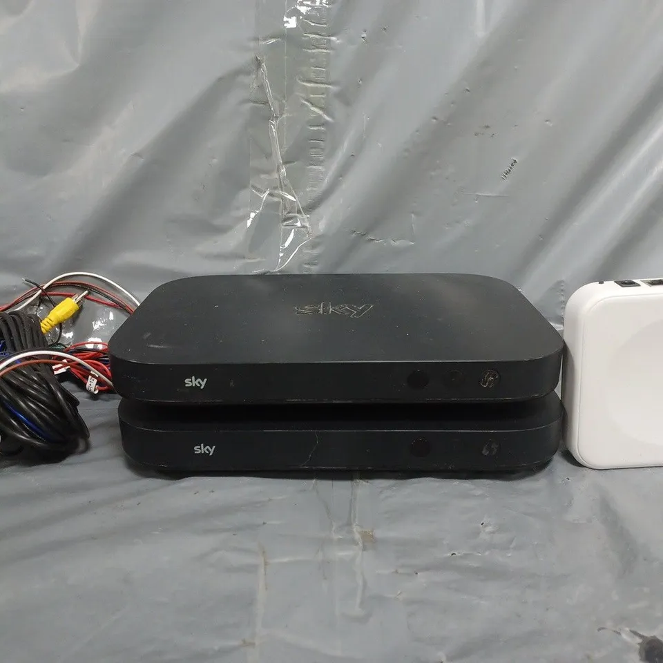 APPROXIMATELY 8 ASSORTED ELECTRICAL ITEMS TO INCLUDE SKY Q BOX, VARIOUS CABLES AND PLUGS, ETC