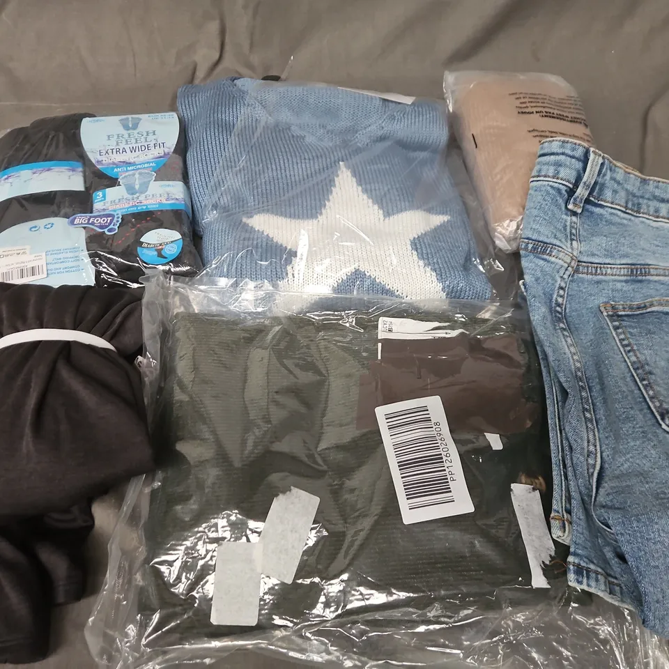 APPROXIMATELY 40 ASSORTED CLOTHING ITEMS IN VARIOUS SIZES, STYLES & COLOURS TO INCLUDE SWEATERS, TOPS, SOCKS, ETC - COLLECTION ONLY