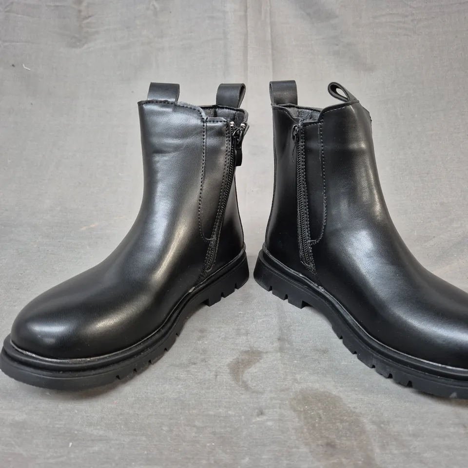 BOXED PAIR OF DESIGNER KID'S ANKLE BOOTS IN BLACK EU SIZE 34