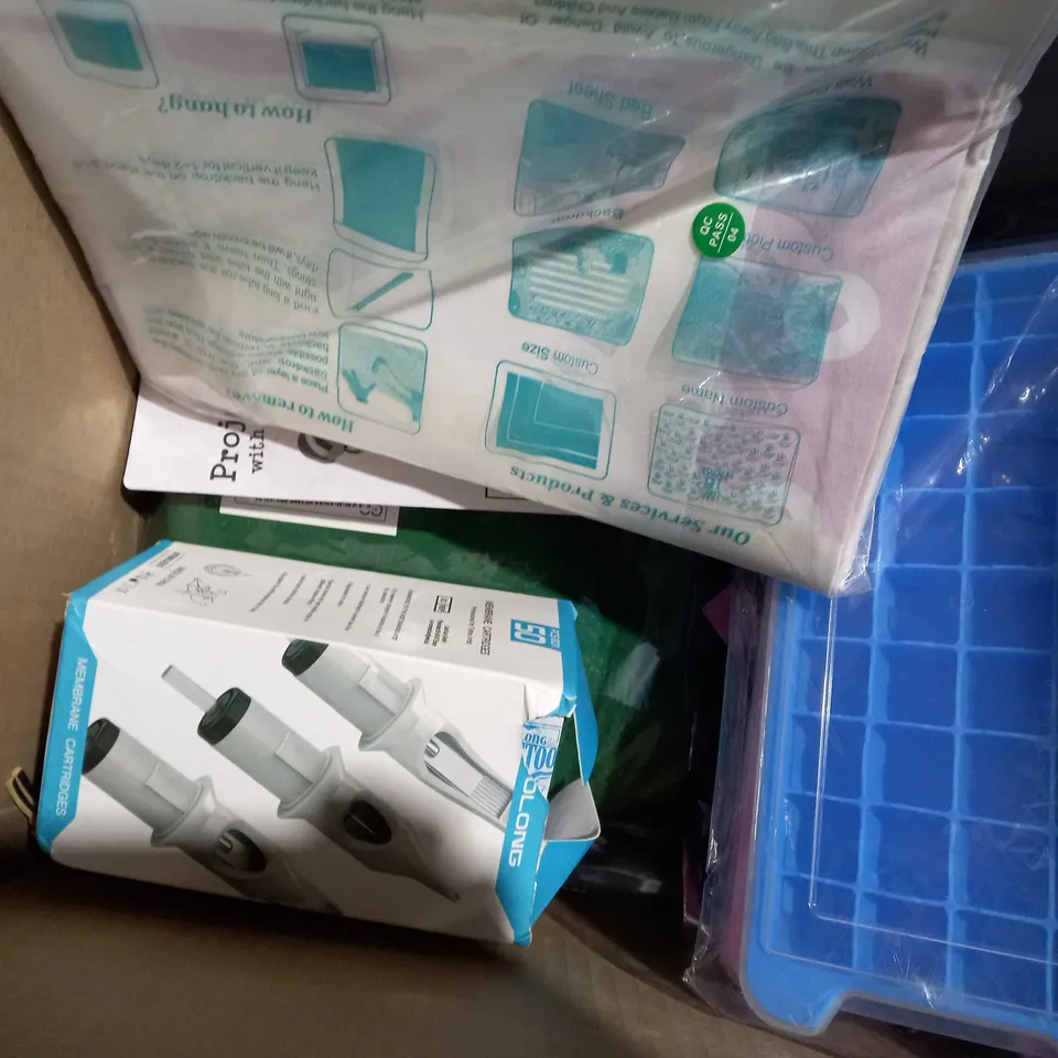 APPROXIMATELY 20 ASSORTED ITEMS TO INCLUDE SNAP STYLE PRINTABLE MASK, PORTABLE HEATER, FUN ICE BALL MAKER ETC. 