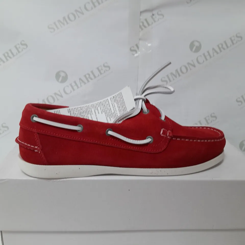 FIND MENS BOAT SHOE IN RED SIZE 7