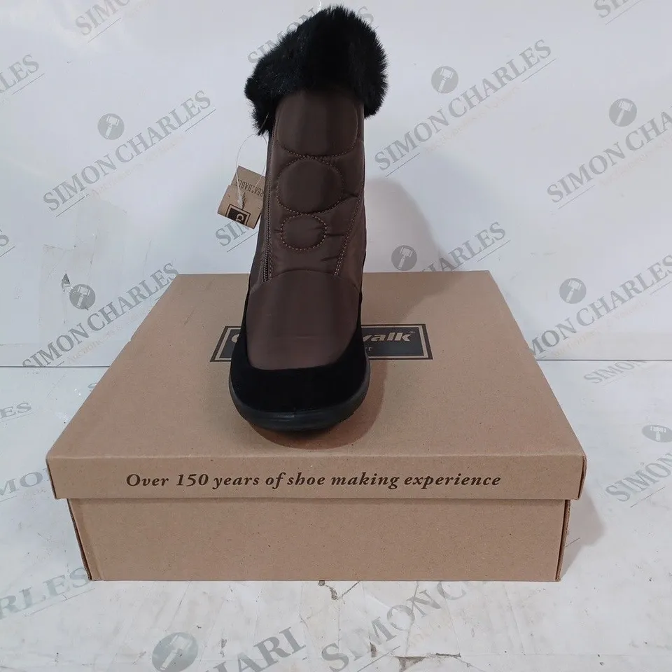 BOXED PAIR OF CUSHION-WALK FAUX FUR LINED ANKLE BOOTS IN BROWN SIZE 7