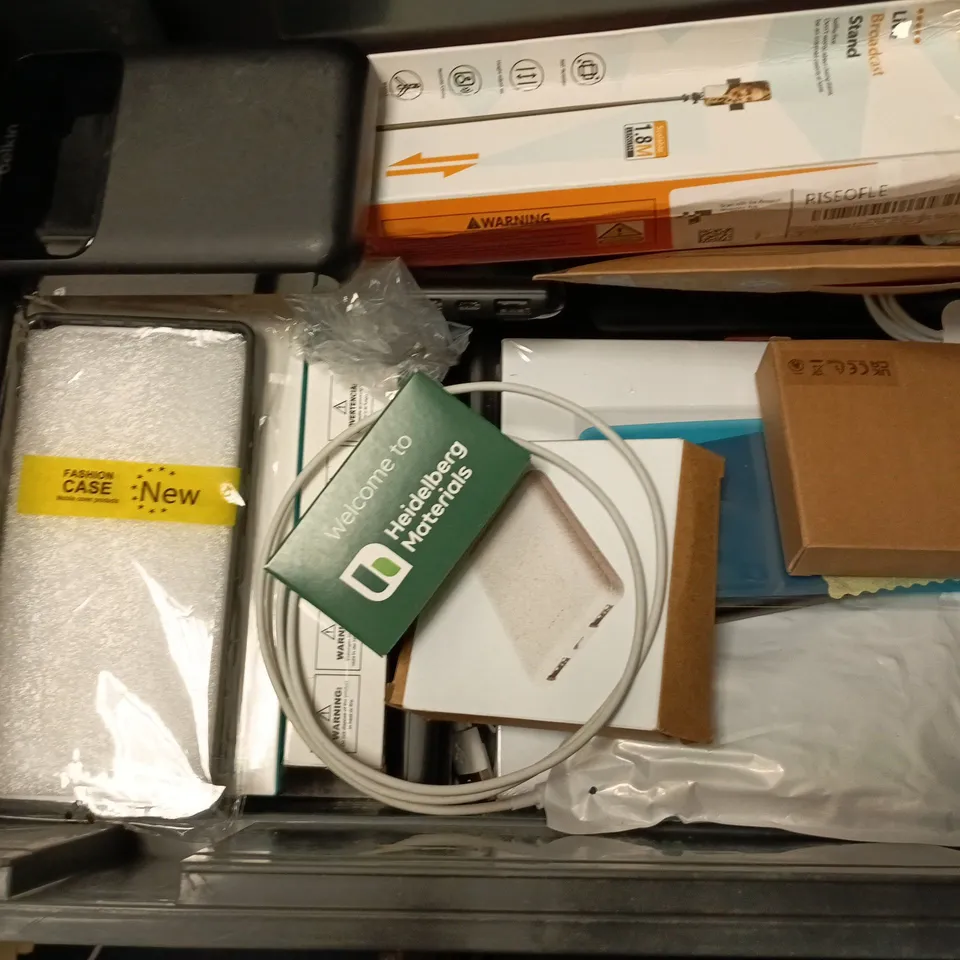 APPROXIMATELY 15  ASSORTED ELECTRICAL ITEMS TO INCLUDE POWER BANKS, PHONE CASES, CHARGERS, ETC