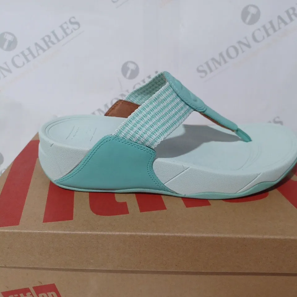 BOXED PAIR OF FITFLOP WALKSTAR FINESTRIP TOE-POST SANDALS IN SEA FOAM GREEN - UK 5