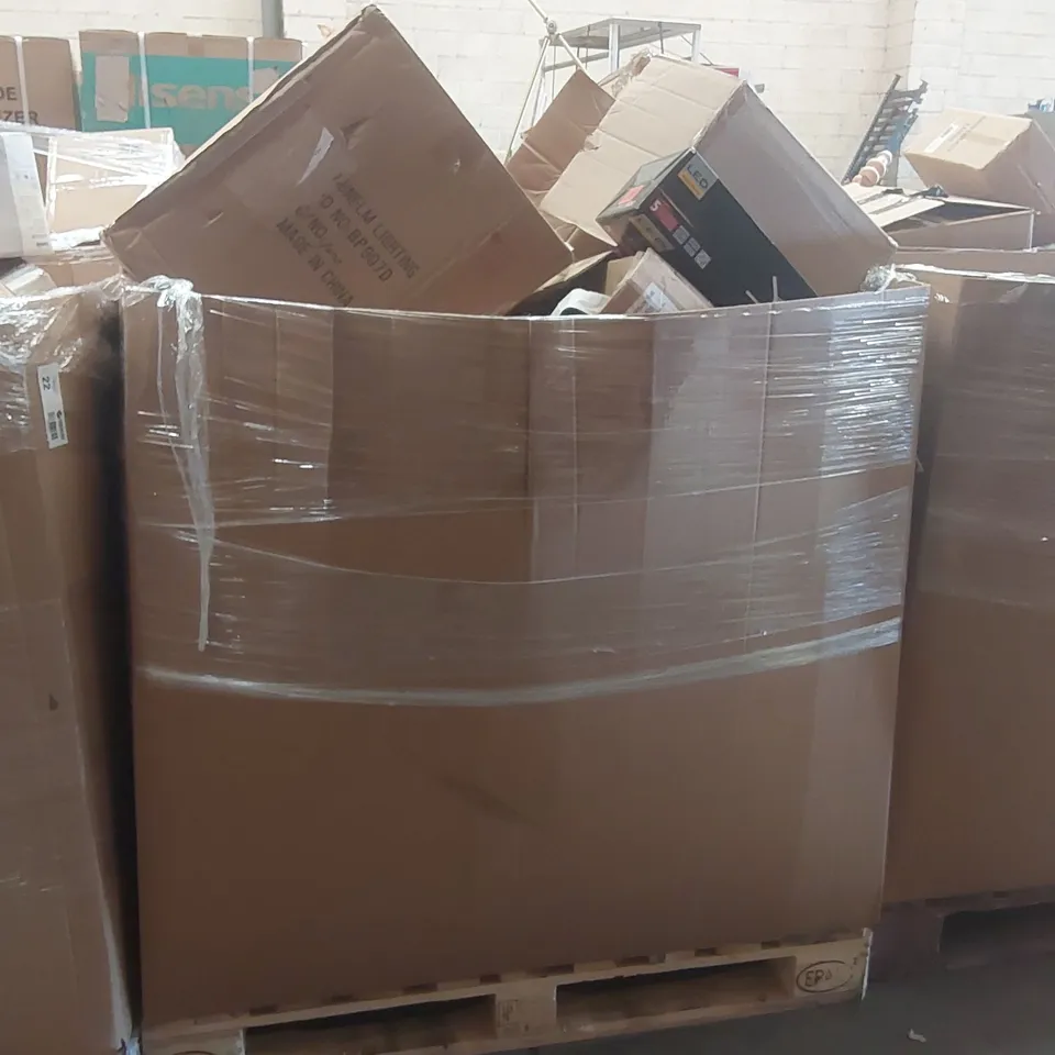 PALLET CONTAINING A VERY LARGE QUANTITY OF ASSORTED DESIGNER LIGHTING PRODUCTS INCLUDING: LED CEILING LIGHT, PENDANT LIGHTS, CLUSTER LIGHT, WALL LIGHT ECT