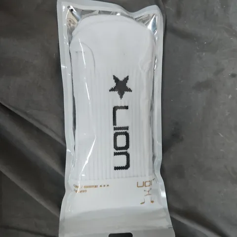 LION WHITE SOCKS – PACKAGED PAIR (VERIFY MODEL)