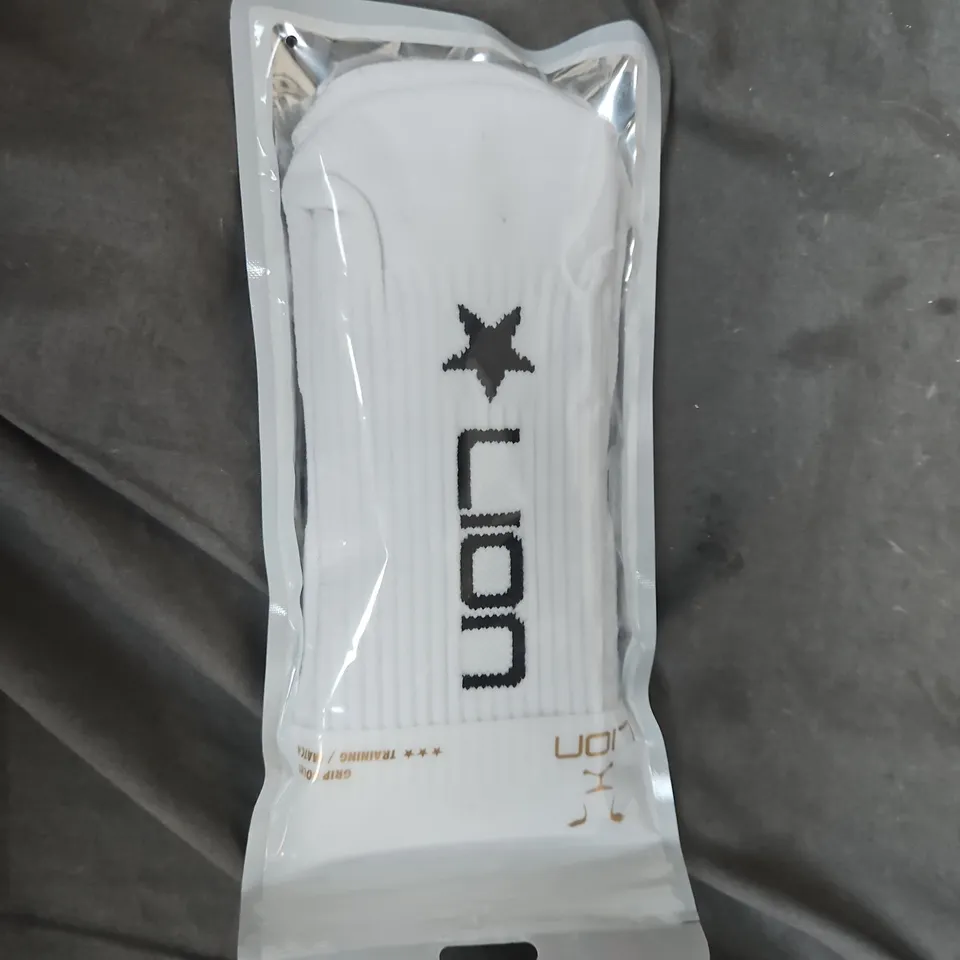 LION WHITE SOCKS – PACKAGED PAIR (VERIFY MODEL)