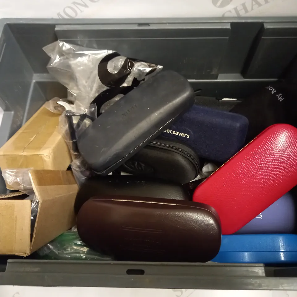 LOT OF SIGNIFICANT QUANTITY OF GLASSES, WIPES AND SUNGLASSES TO INCLUDE DIESEL GLASSES, FCUK GLASSES, LONDON RETRO GLASSES, ETC
