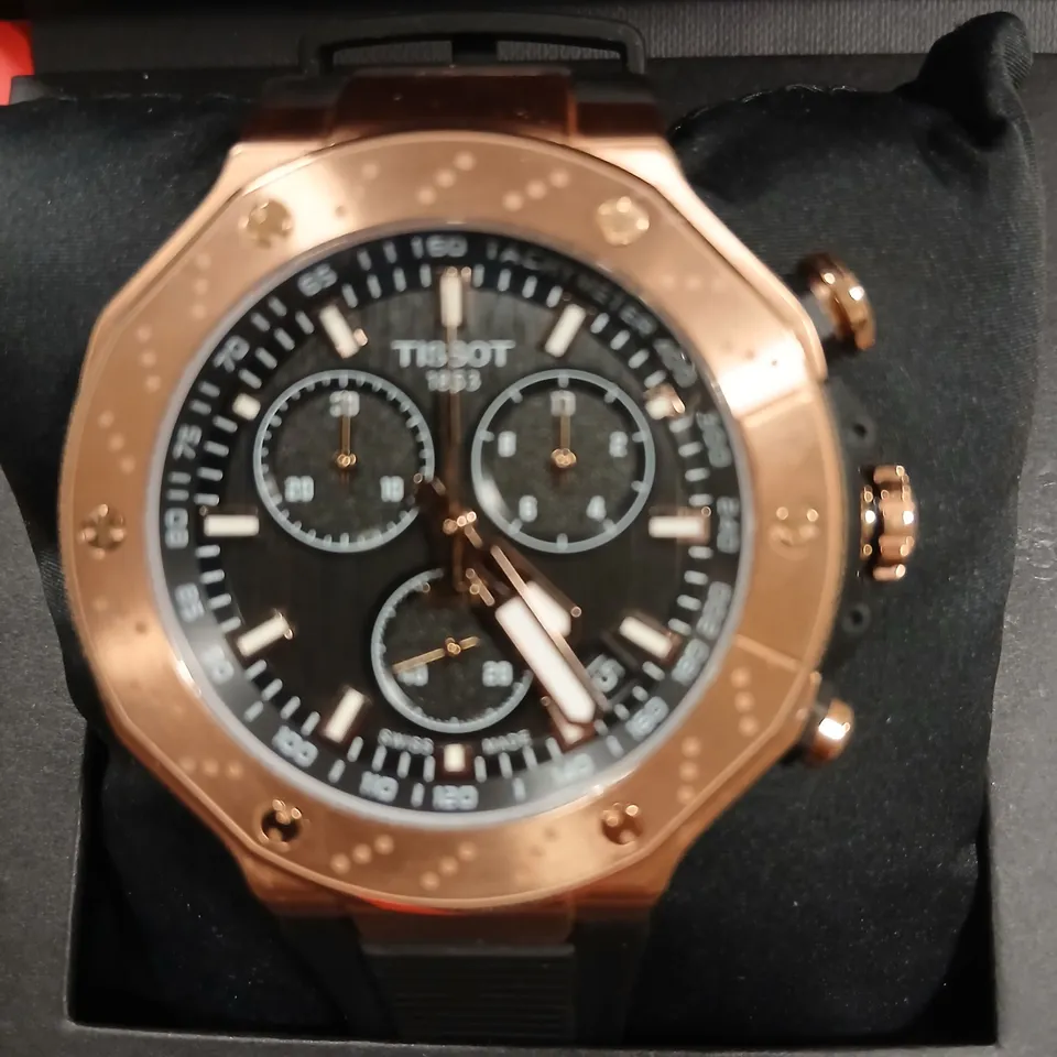 TISSOT CHRONOGRAPH WATCH – ROSE GOLD-TONE CASE, BLACK DIAL, RUBBER STRAP (BOXED)