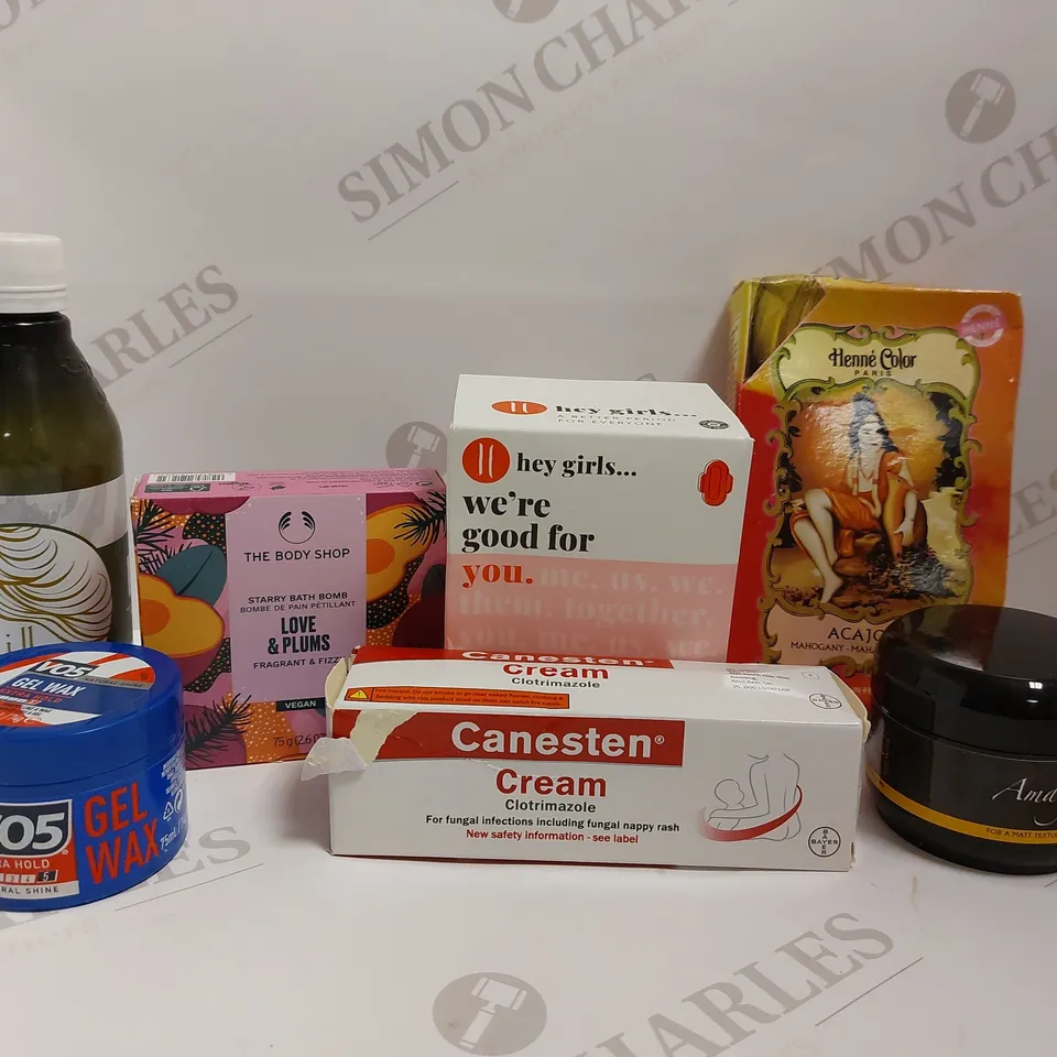 BOX OF APPROX 15 COSMETIC ITEMS TO INCLUDE BODY SHOP LOVE AND PLUMS VEGAN BATH BOMB, HENNE COLOUR HENNA POWDER, CANESTAN CREAM