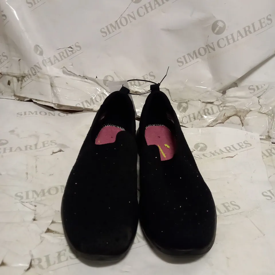 SKECHERS GO WALK LIMELIGHT PREMIUM FLAT KNIT SLIP ON TRAINER - SIZE 3.5 - BLACK