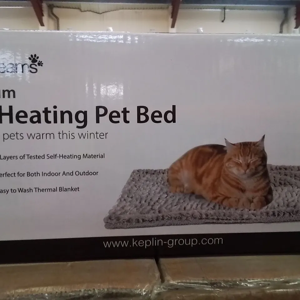 BOXED FURDREAMS SELF HEATING PET BED APPROXIMATELY 12
