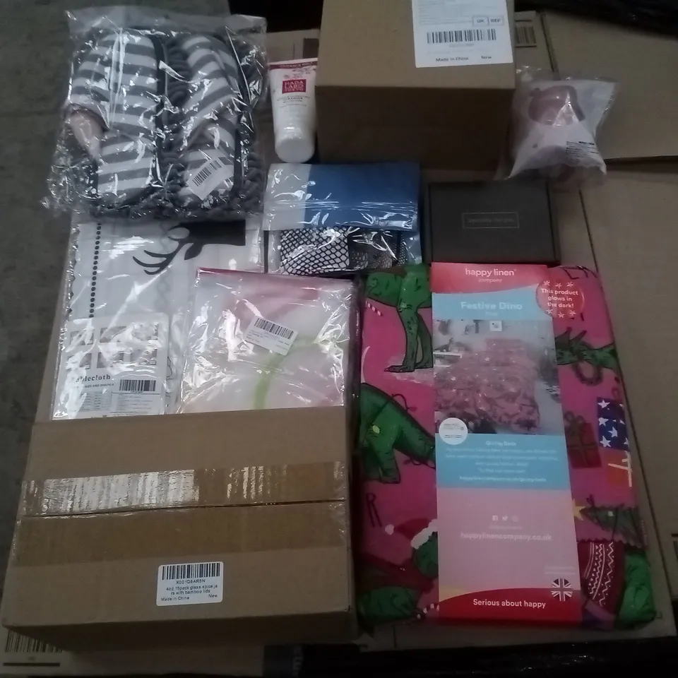 PALLET CONTAINING 6 BOXES OF ASSORTED ITEMS INCLUDING GLASS SPICE JARS, FESTIVE DINO BEDSHEET, KIDS APRON, TABLE CLOTH, GROOMING KIT, AIR FRYER ACCESSORIES  