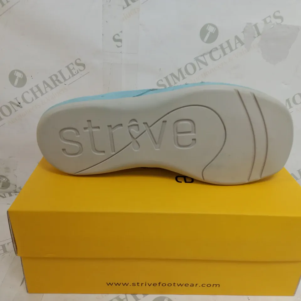 BOXED STRIVE MAUL II IN TURQUOISE SNAKE SIZE 6 