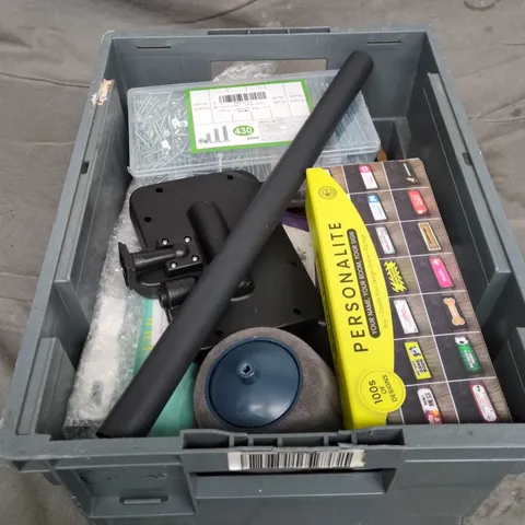 TOTE OF APPROXIMATELY 15 ASSORTED HOUSEHOLD ITEMS 