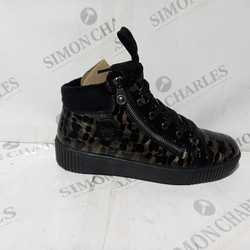 BOXED PAIR OF RIEKER FLEECE LINING BLACK PATENT/BRONZE SIDE ZIP TRAINER BOOTS IN BLACK UK SIZE 5