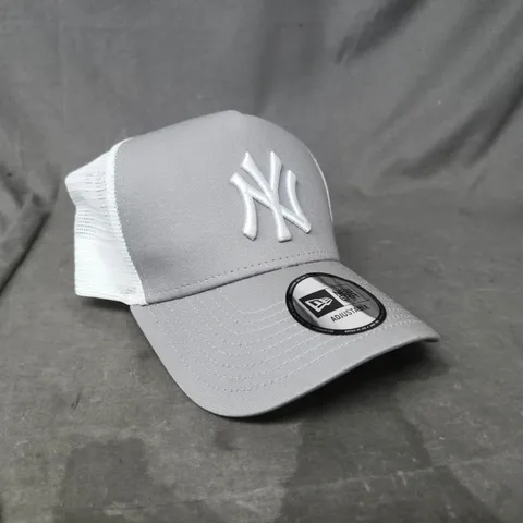 NEW ERA NEW YORK YANKEES CLEAN TRUCKER CAP