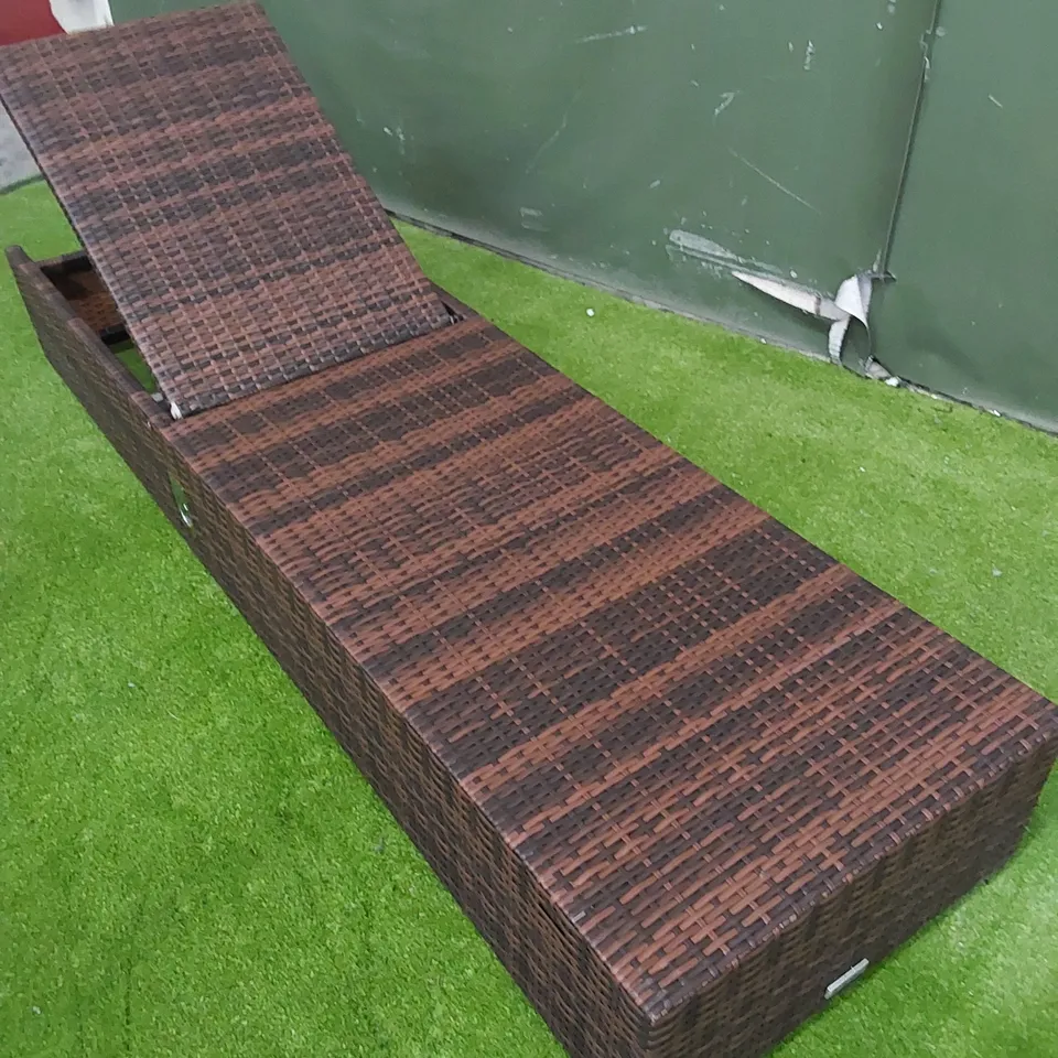 DESIGNER MANUAL ADJUSTABLE SUNLOUNGER IN CHOCOLATE MIX RATTAN