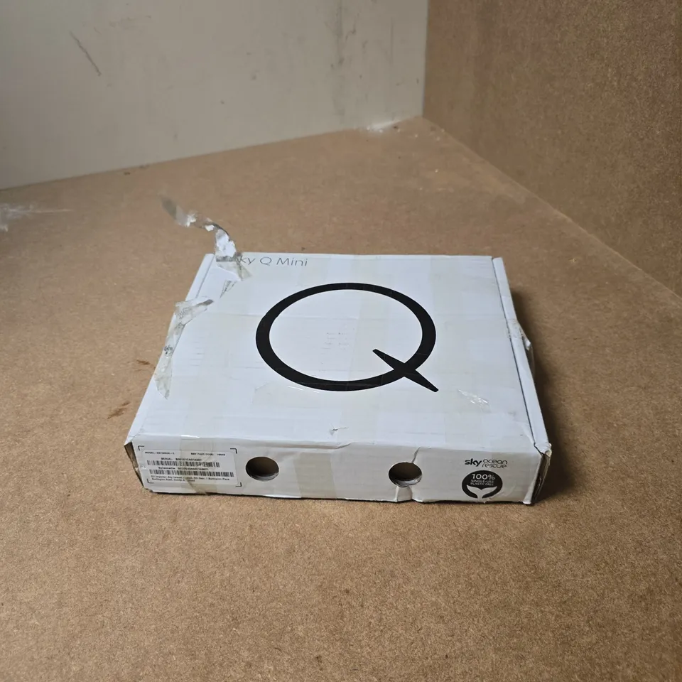 BOX OF APPROXIMATELY 10 ASSORTED ITEMS INCLUDING ATTACK SHARK MAGNETIC SWITCH KEYBOARD AND SKYQ MINI