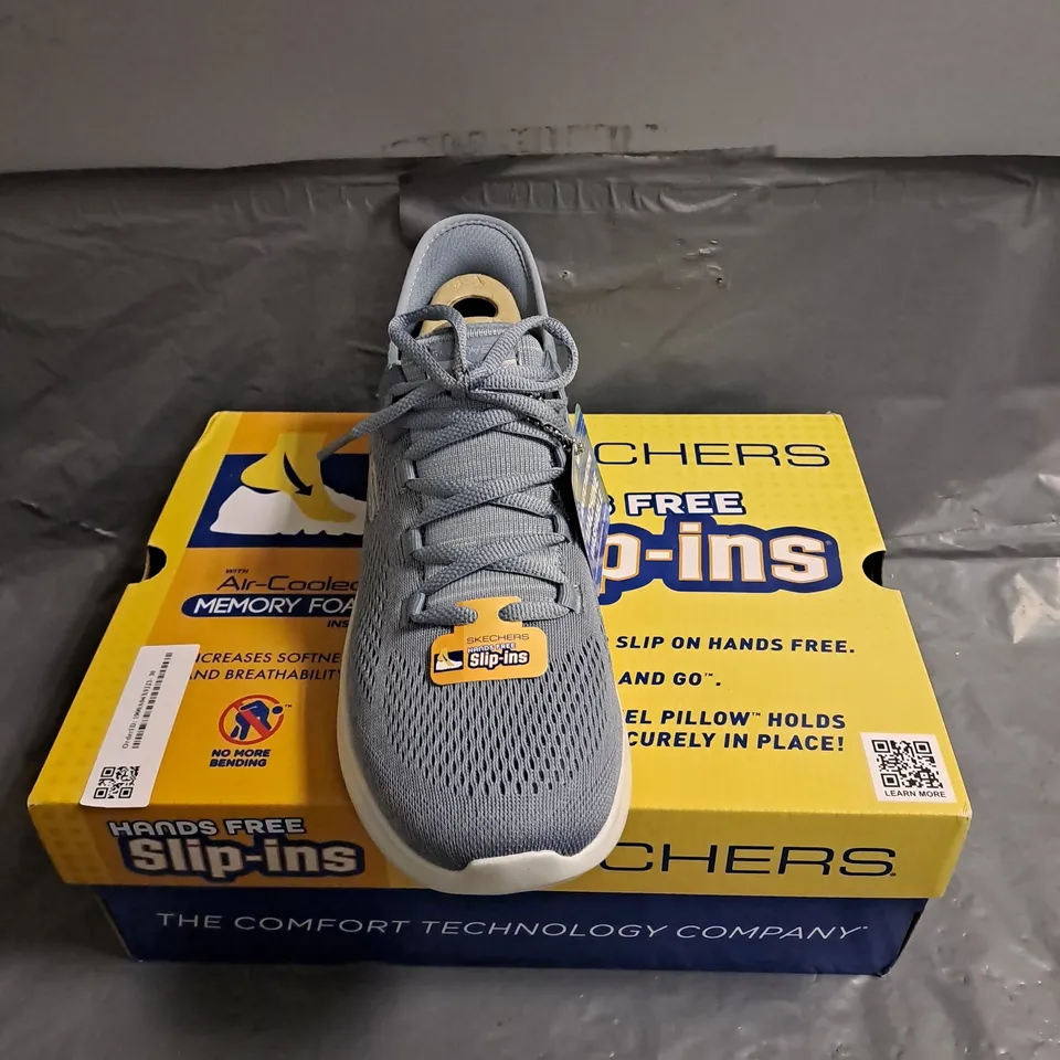 BOXED PAIR OF SKECHERS SLIP IN TRAINERS IN BLUE SIZE UK 7