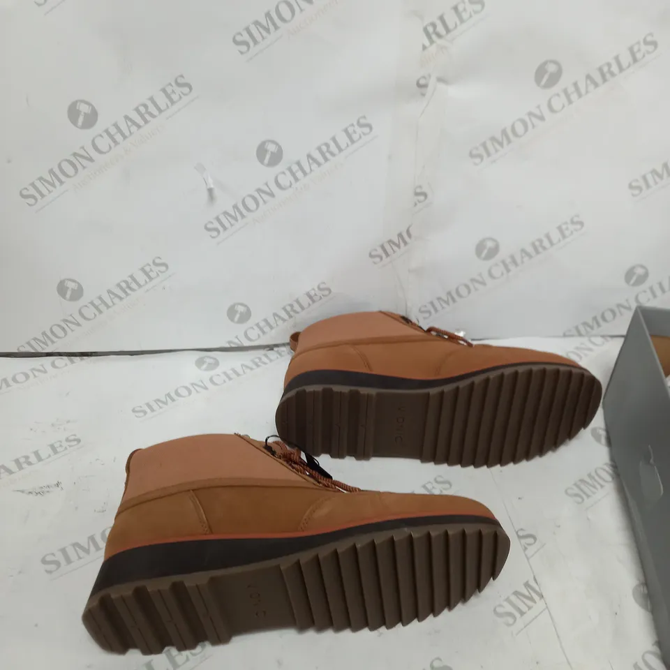 VIONIC NOLAN WATERPROOF BOOT - TOFFEE SIZE 7 - BOXED 