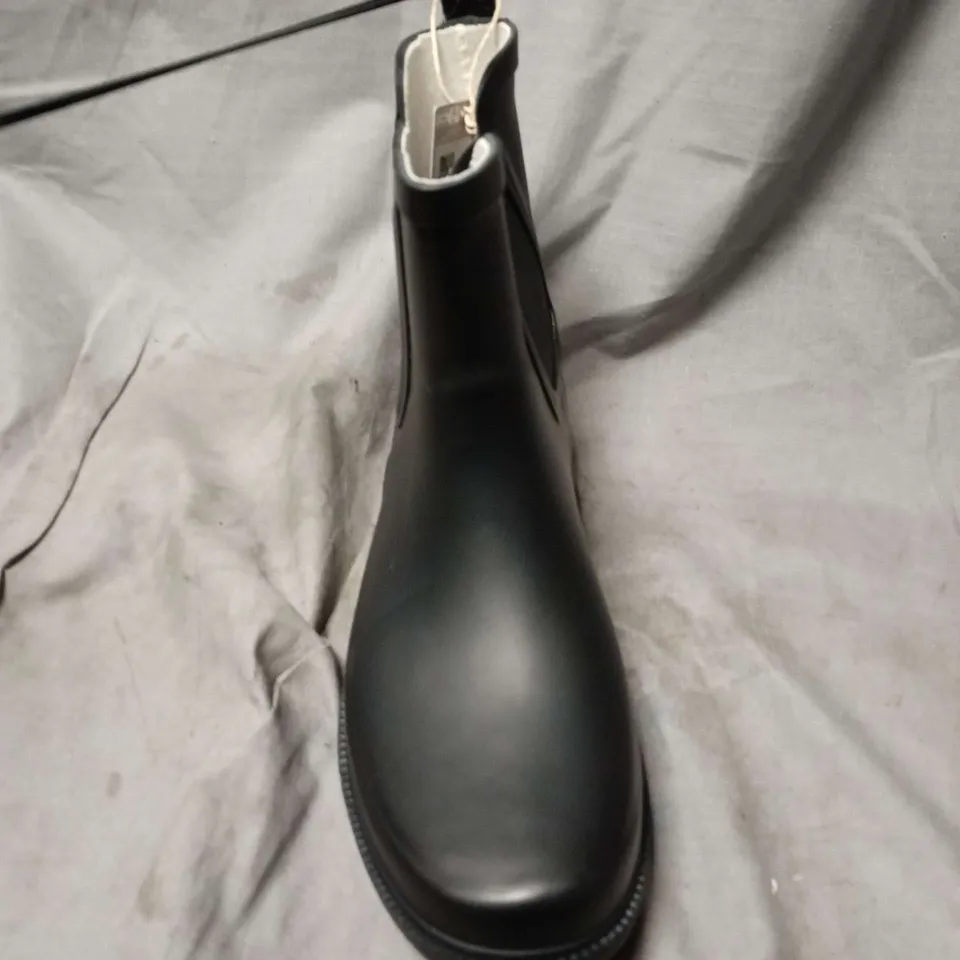 UNBOXED PAIR OF MOUNTAIN WAREHOUSE ANKLE WOMENS RUBBER WELLIES IN BLACK - UK 6