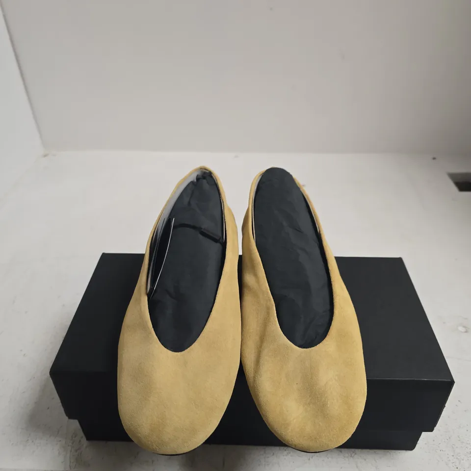 BOXED PAIR OF MASSIMO DUTTI WOMEN'S MUSTARD SUEDE BALLET FLATS – UK 5 (EU 38)