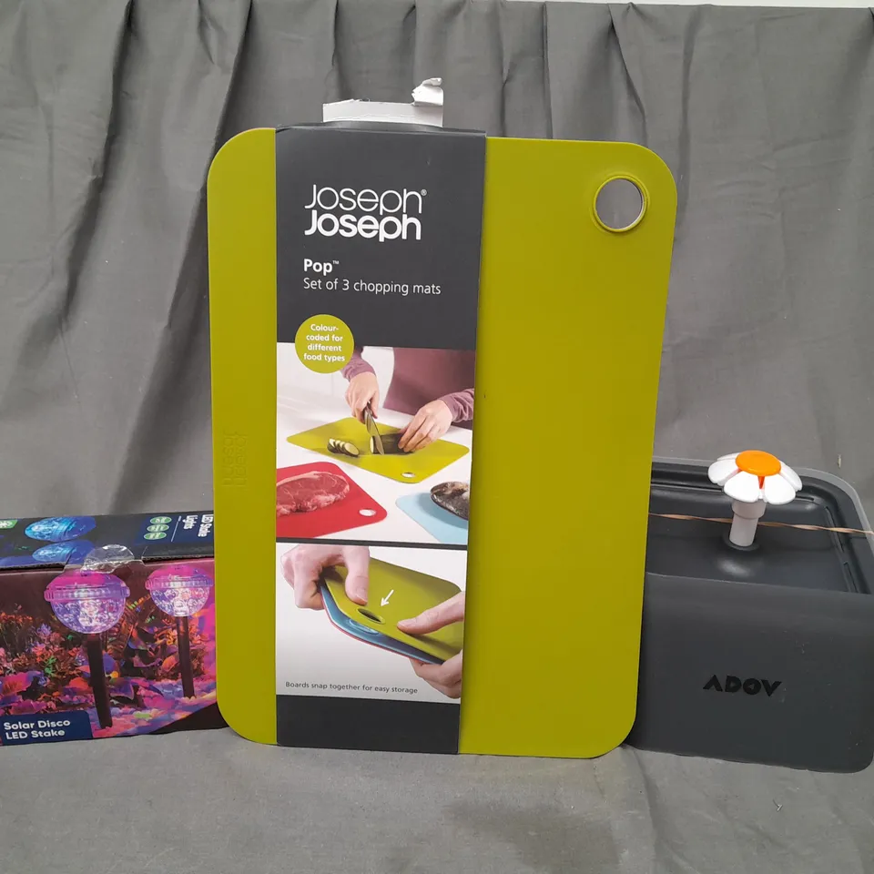 BOX OF APPROXIMATELY 20 ASSORTED HOUSEHOLD ITEMS TO INCLUDE SOLAR DISCO LED TAKE LIGHTS, SET OF 3 CHOPPING MATS, ETC