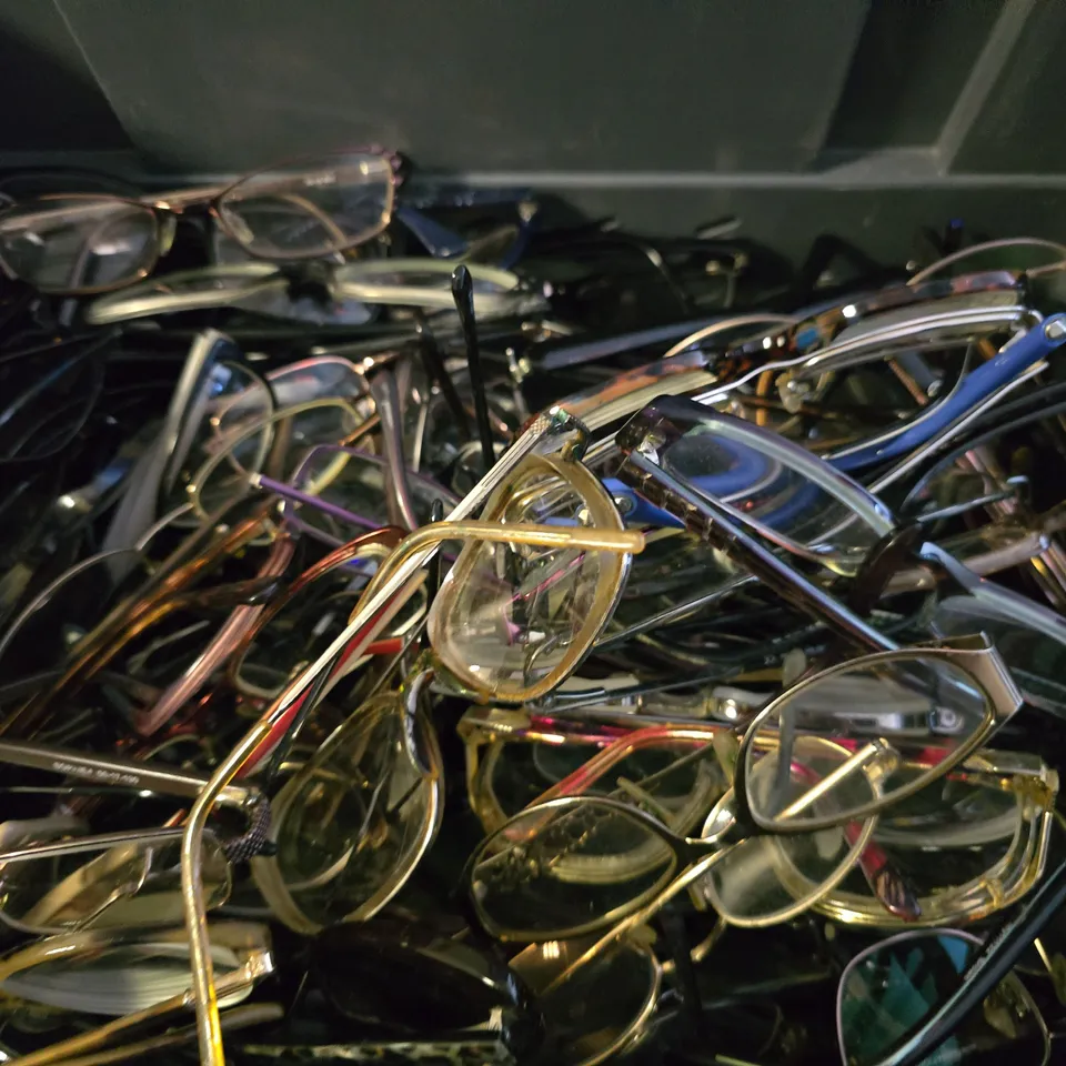 APPROXIMATELY 30 ASSORTED VISION CARE ITEMS TO INCLUDE - EYEWEAR GLASSES, SUNGLASSES