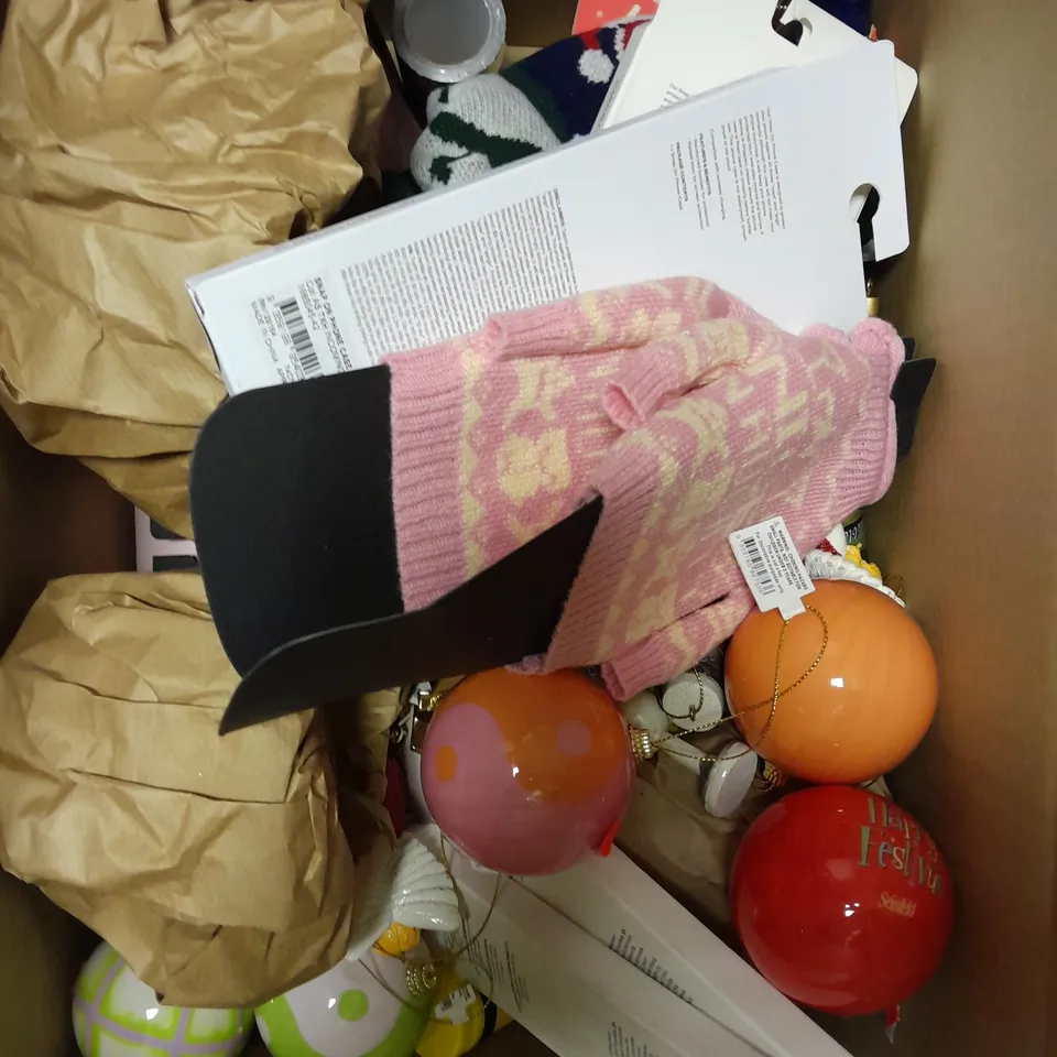 APPROXIMATELY 30 ASSORTED HOUSEHOLD PRODUCTS TO INCLUDE PROTECTIVE PHONE CASES, CHRISTMAS TREE DECORATIONS, SANTA MUG ETC 