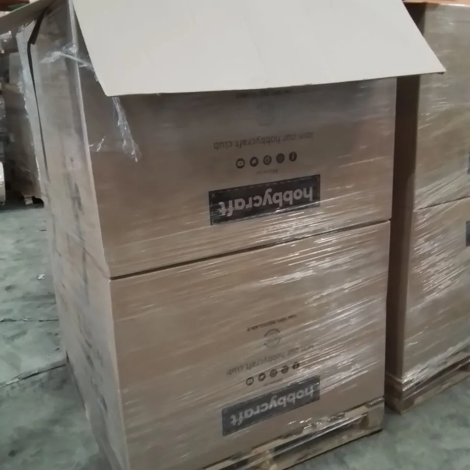 PALLET CONTAINING A LARGE QUANTITY OF ASSORTED CHRISTMAS DECORATIONS AND PRODUCTS TO INCLUDE;GOLD SHIMMER WALL TILE,WREATH,TOPPERS