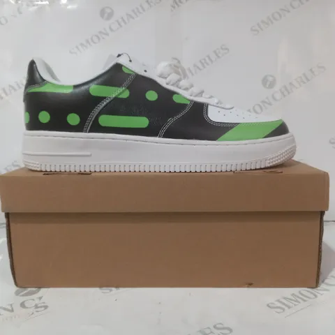 BOXED PAIR OF SHOE ZERO SAGE TRAINERS IN BLACK/GREEN/WHITE EU SIZE 43