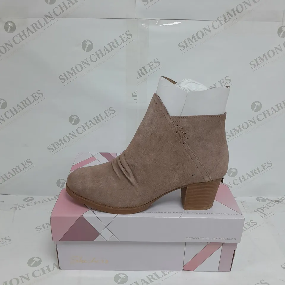BOXED SKECHERS BIEGE HEELED ZIPPED BOOTS SIZE 8