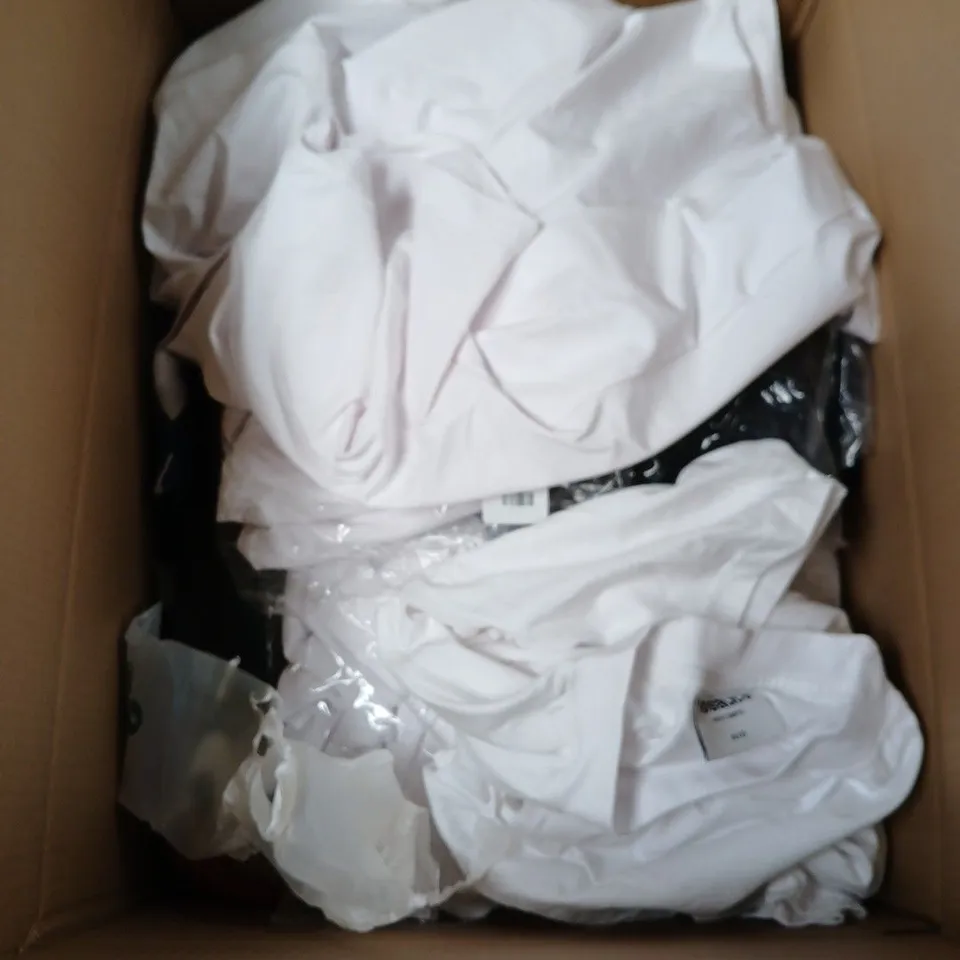 BOX OF APPROXIMATELY 25 ASSORTED CLOTHING ITEMS IN VARIOUS STYLES , COLOURS AND SIZES 