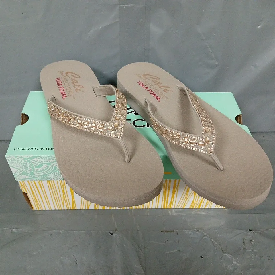 BOXED PAIR OF CALI SKECHERS FLIP FLOPS IN GREY - UK SIZE 6