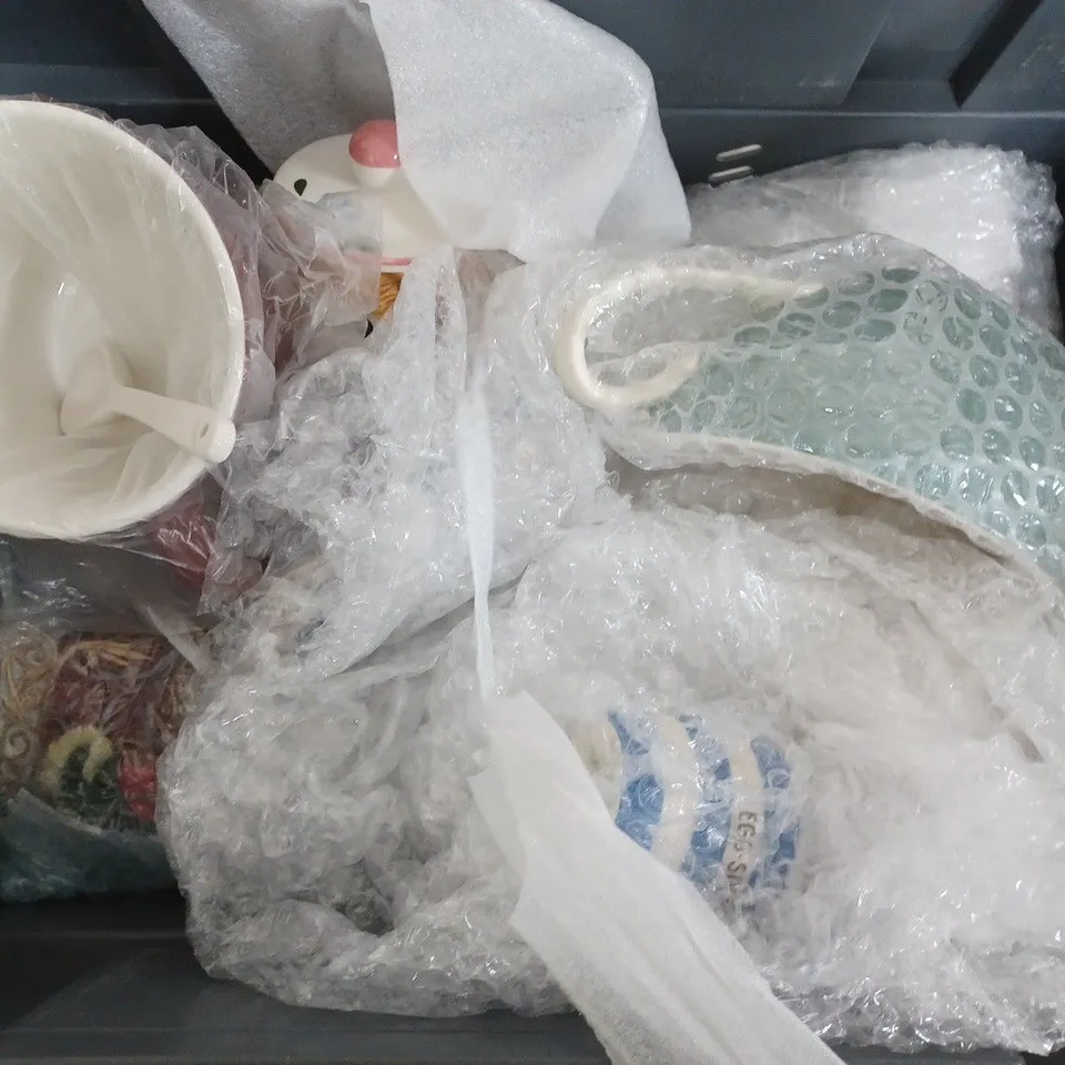 BOX OF APPROXIMATELY 7 ASSORTED ITEMS TO INCLUDE - HARRY POTTER MUG - CANDLE HOLDER - SOAP DISH ETC - COLLECTION ONLY