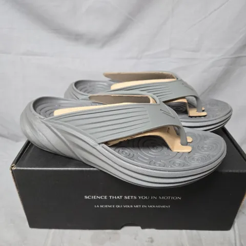 BOXED VIONIC MONSTER TIDE RX SANDALS IN CHARCOAL - SIZE 5