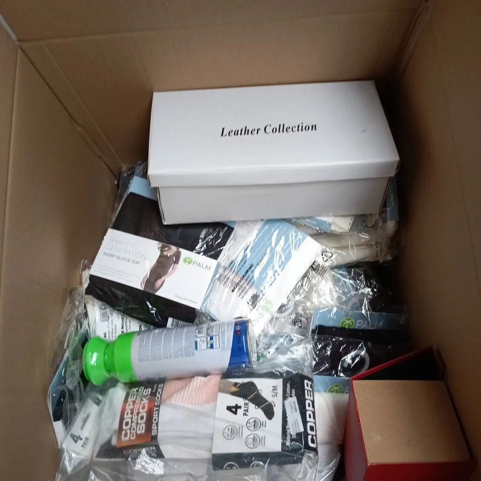 BOX OF APPROXIMATELY 25 ASSORTED ITEMS TO INCLUDE SHOES, COPPER COMPRESSED SOCKS, SLEEVELESS VEST, GLASS FLOWER ORNAMENT, VIROFOAM ETC